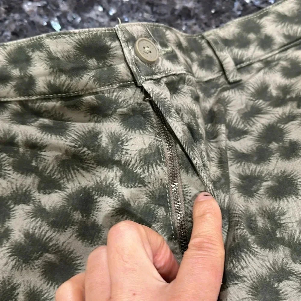 DKNY men’s patterned shorts - Picture 6 of 9